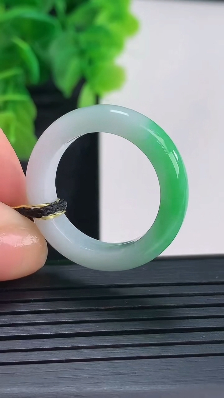 天然A货翡翠指环戒指尺寸20.6-5.9-3.9重量:5.85g2026年4月16日
工厂直销收藏佳品,种好水足，色泽均匀，有种有色，上手高大气！