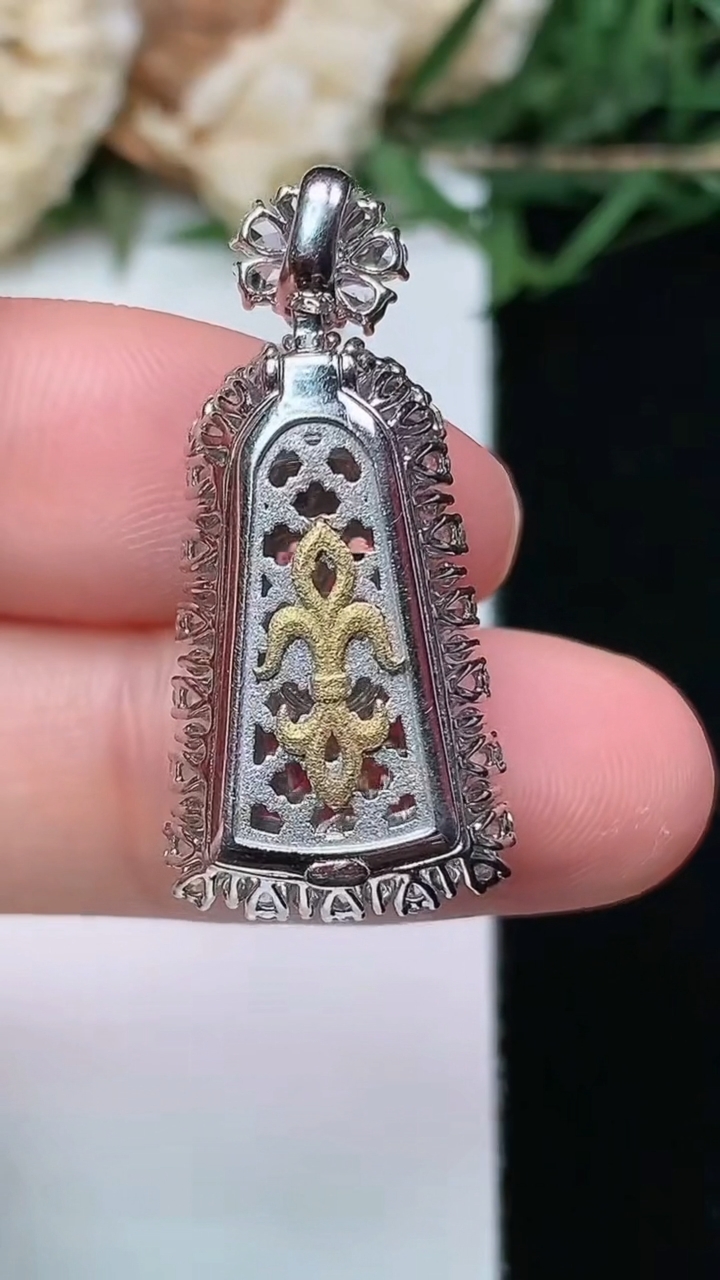 天然A货翡翠无事牌吊坠，尺寸29.5-13.9-8.3，裸石17.2-10.4，重量:4.65g
4月16日，重量:4.65g