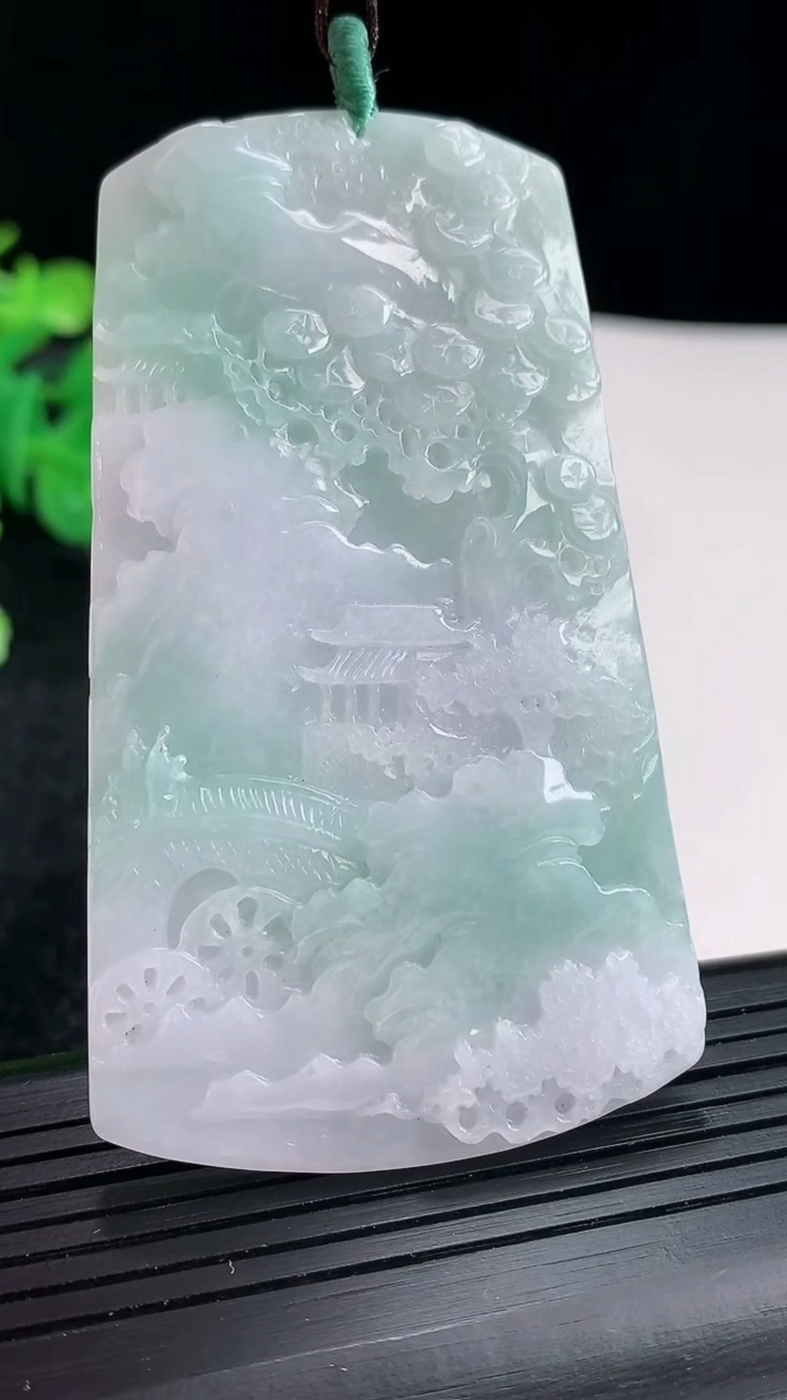 天然A货翡翠山水牌吊坠尺寸70.5-41-5重量:34.11g
4月16日