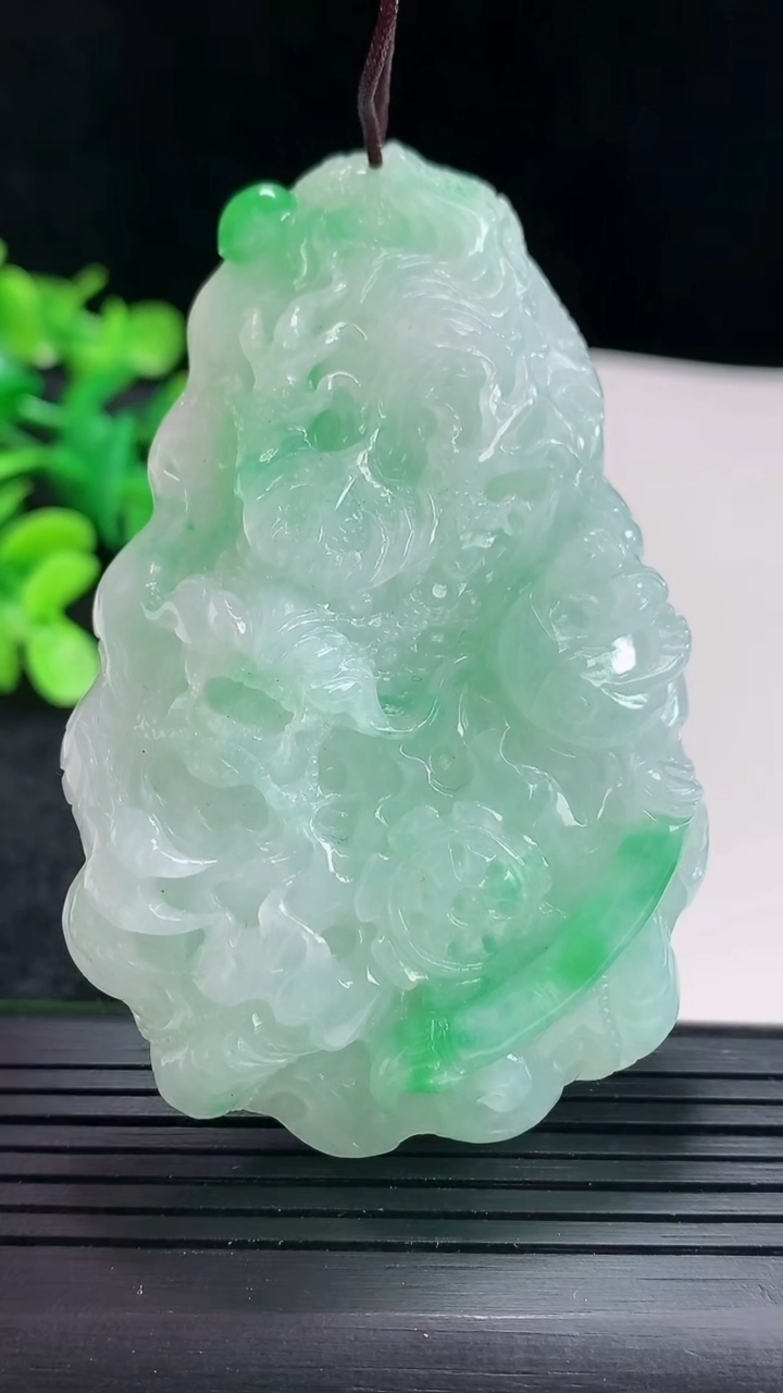 天然A货翡翠龙牌吊坠尺寸71-46-13.6重量:66.02g
4月16日