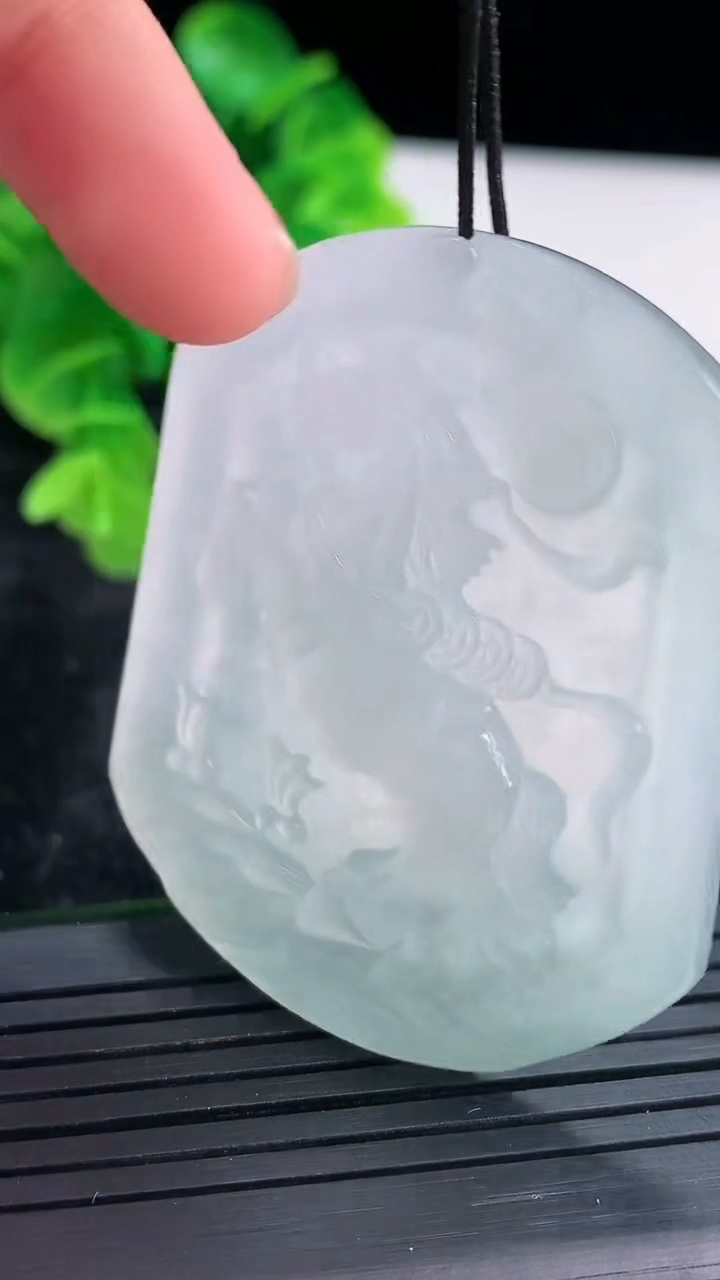 天然A货翡翠生肖马吊坠尺寸49.8-42-5重量:24.59g
4月16日