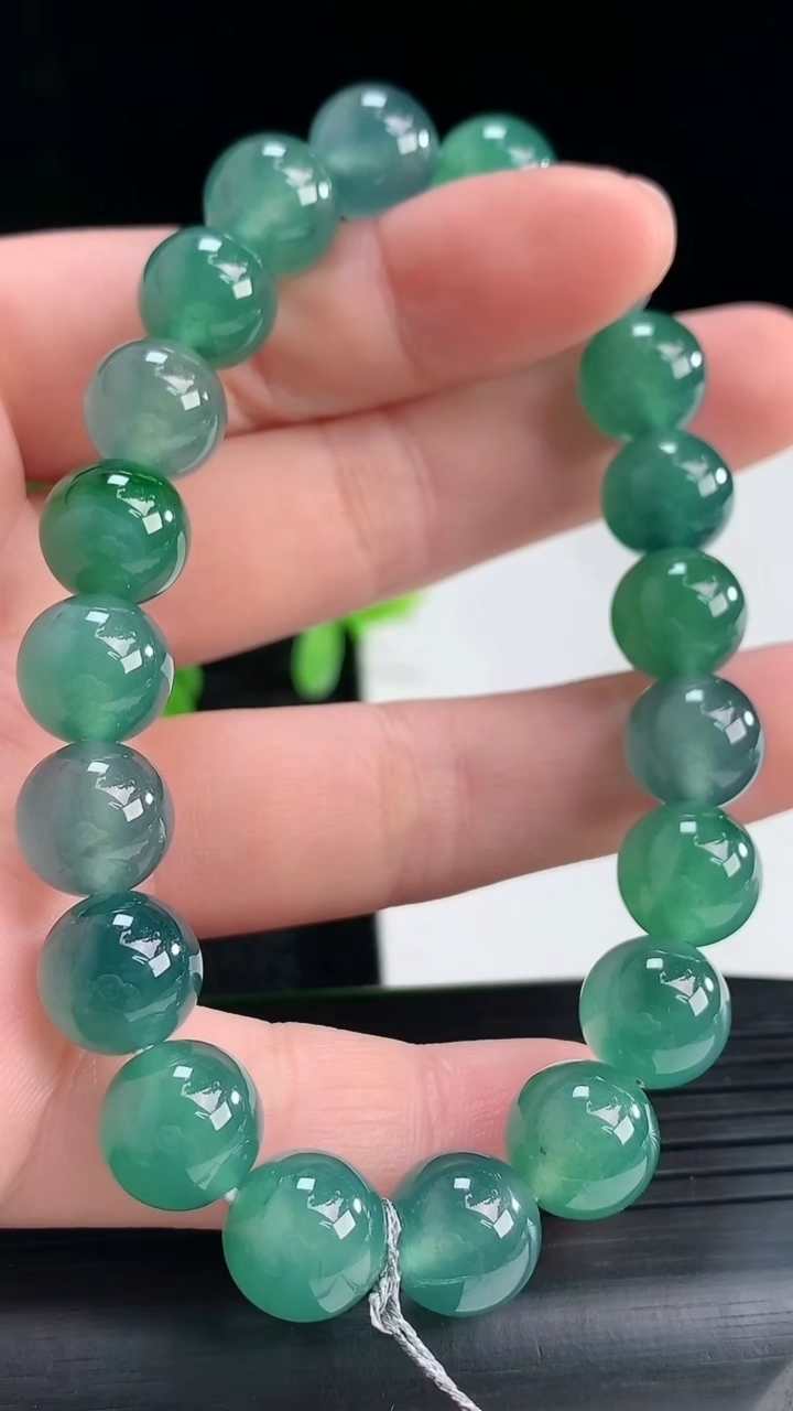 天然A货翡翠蓝水圆珠手串尺寸9.6-20颗重量:32.89g4月16日
工厂直销收藏佳品,种好水足，色泽均匀，有种有色，上手高大气！