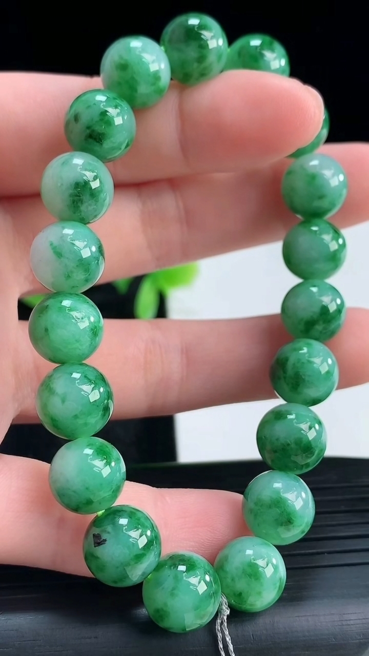 天然A货翡翠圆珠手串尺寸9.8-19颗重量:31.74g4月16日
工厂直销收藏佳品,种好水足，色泽