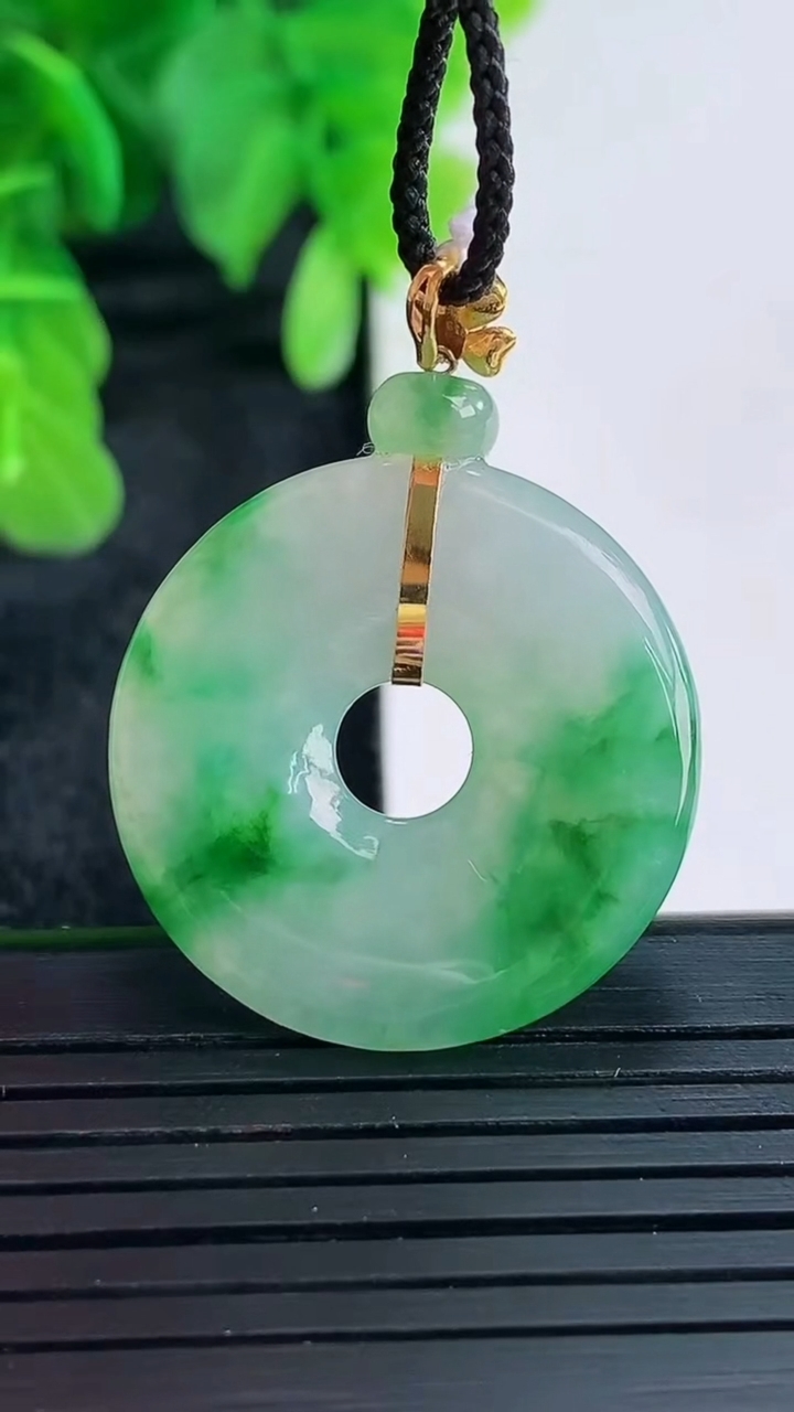 天然A货翡翠平安环吊坠尺寸26-3.6重量:6.30g
4月16日