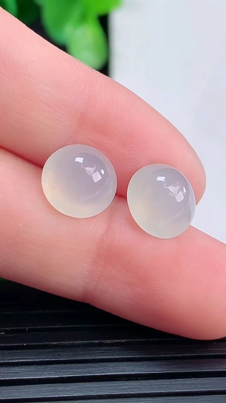 天然A货翡翠蛋面镶嵌件一对尺寸8.8-5.3重量:1.40g
4月16日