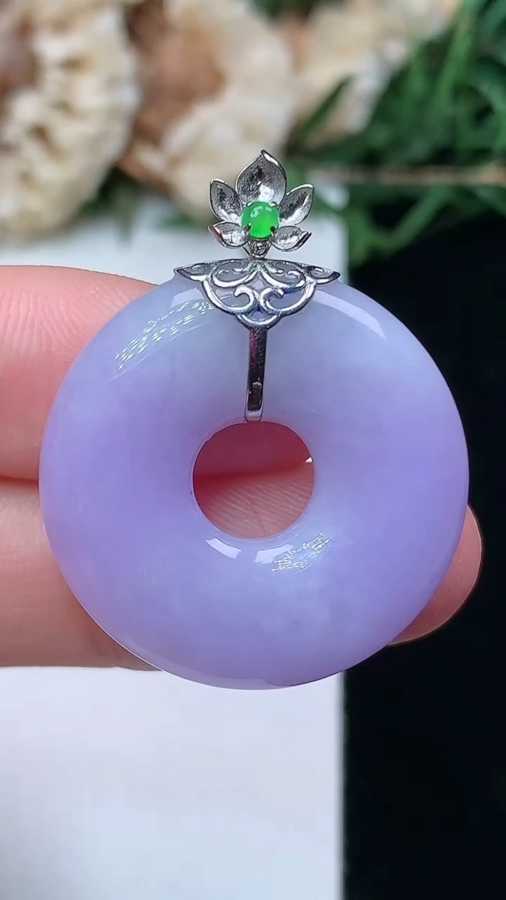 天然A货翡翠k金紫罗兰平安环吊坠，尺寸24.9-5.3，重量:7.00g
4月16日