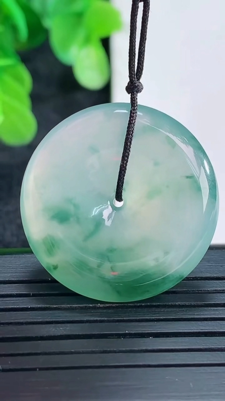 天然A货翡翠种飘花平安扣吊坠尺寸28.2-5.7重量:10.00g
4月16日