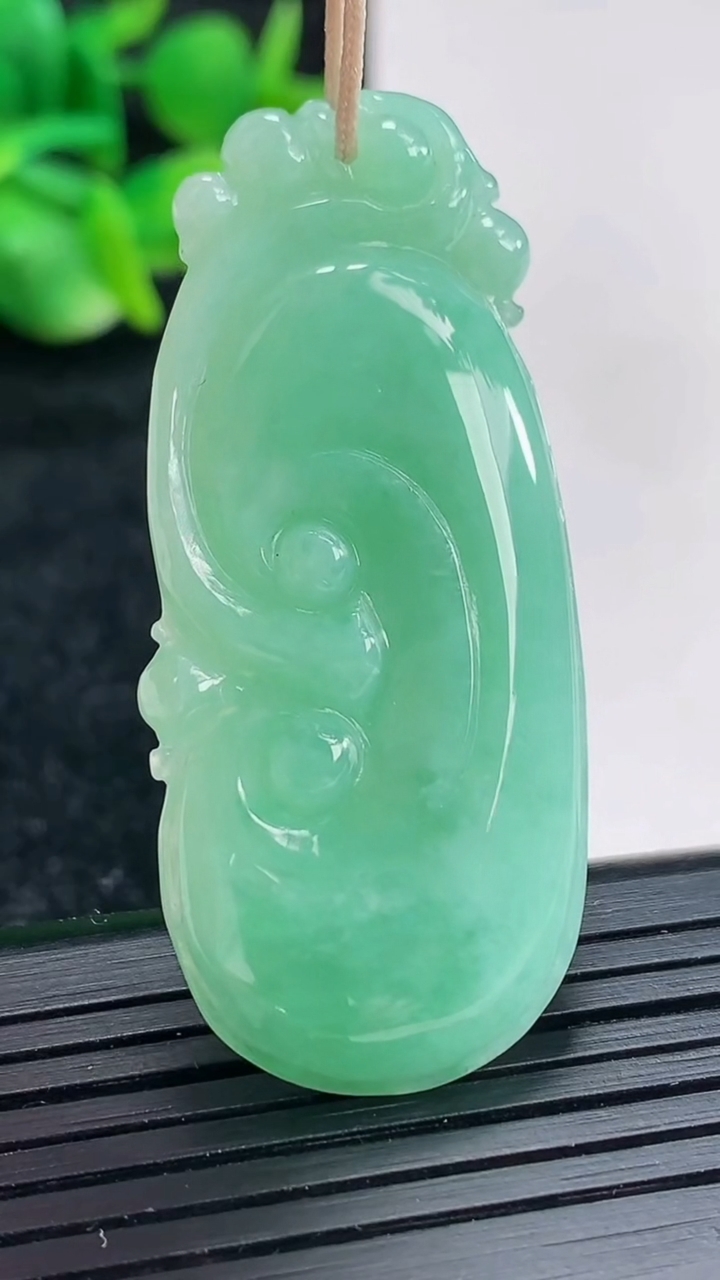 天然A货翡翠如意吊坠尺寸49-21-5重量:10.91g
4月16日