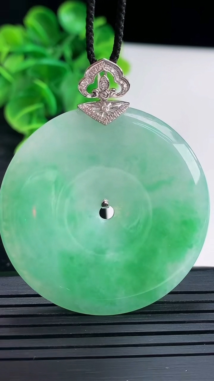 天然A货翡翠平安扣吊坠尺寸52.7-43.7-4.9重量:22.21g
4月16日