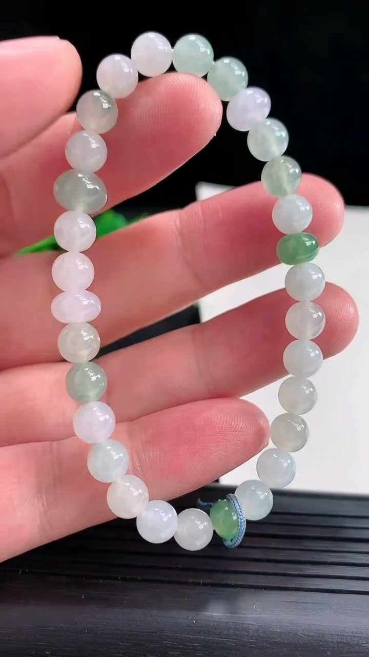 天然A货翡翠圆珠手串尺寸6.2重量:13.67g4月16日
工厂直销收藏佳品,种好水足，色泽均匀，有种有色，上手高大气！