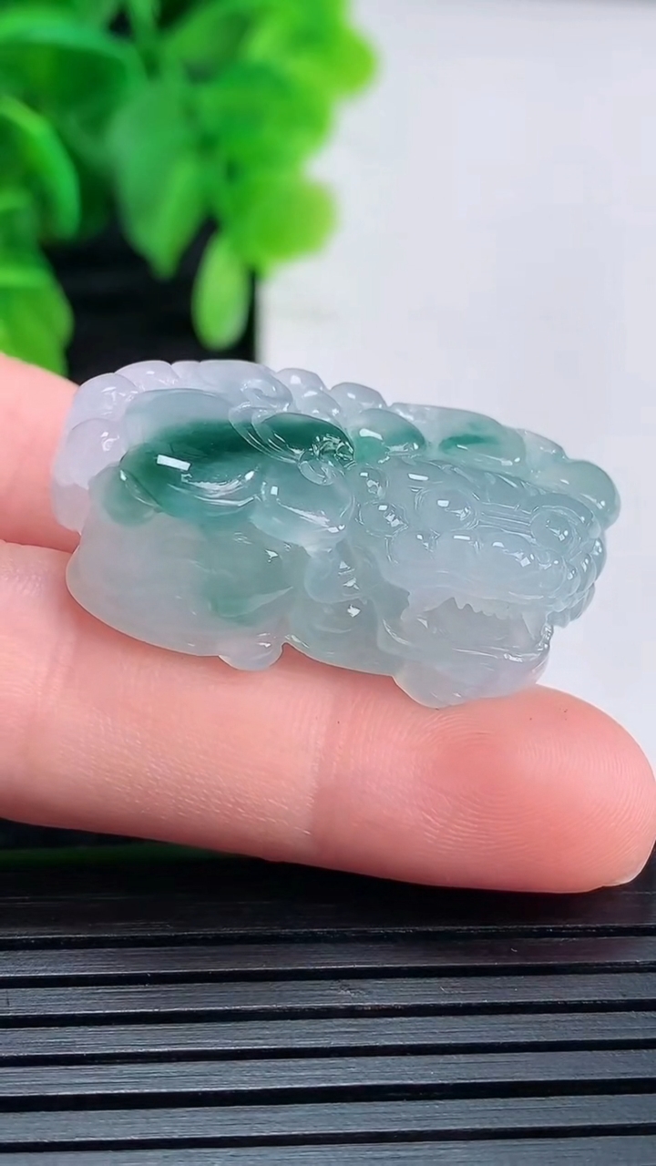 天然A货翡翠飘花貔貅吊坠尺寸35-15.9-12重量:15.16g
4月16日