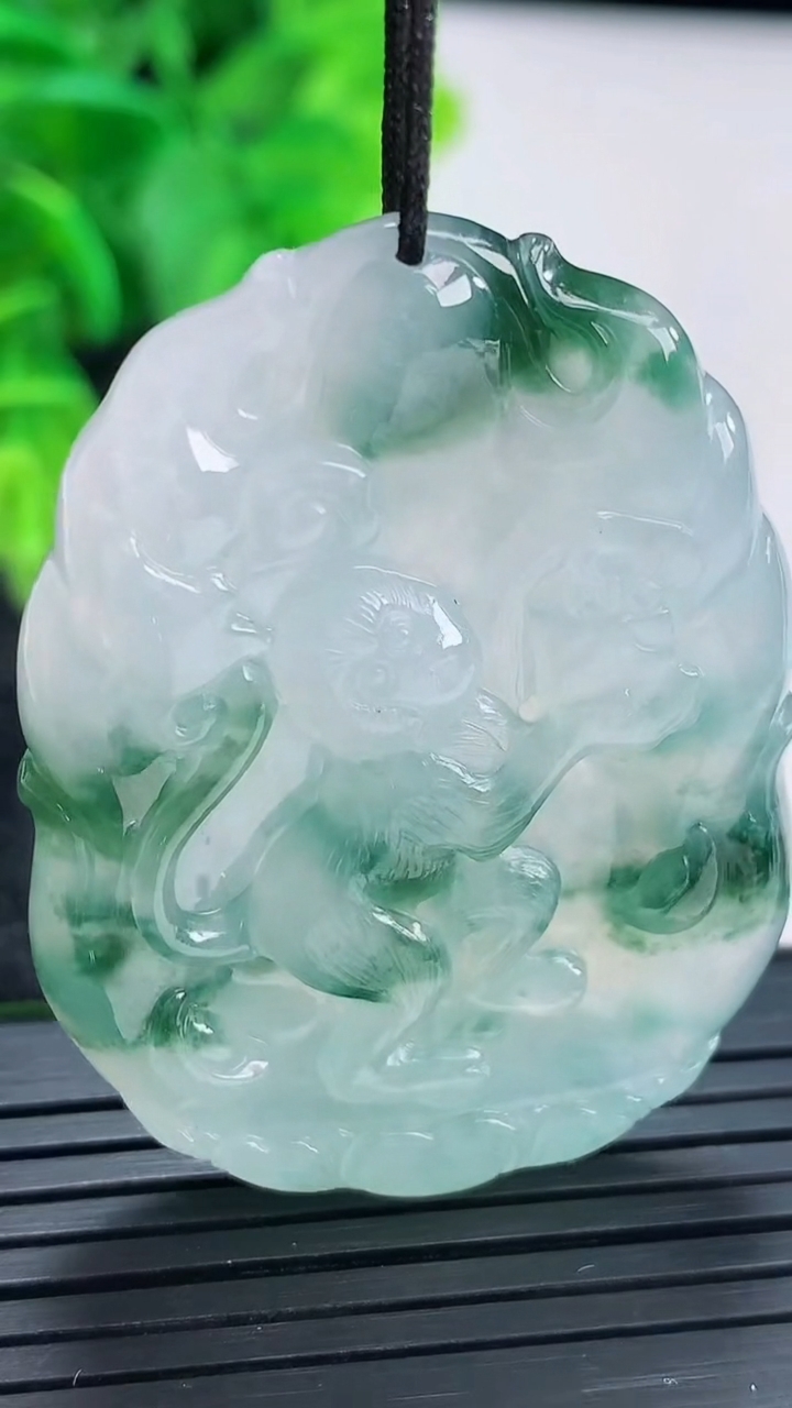 天然A货翡翠飘花生肖猴吊坠尺寸46.7-34.4-5.7重量:20.63g
4月16日