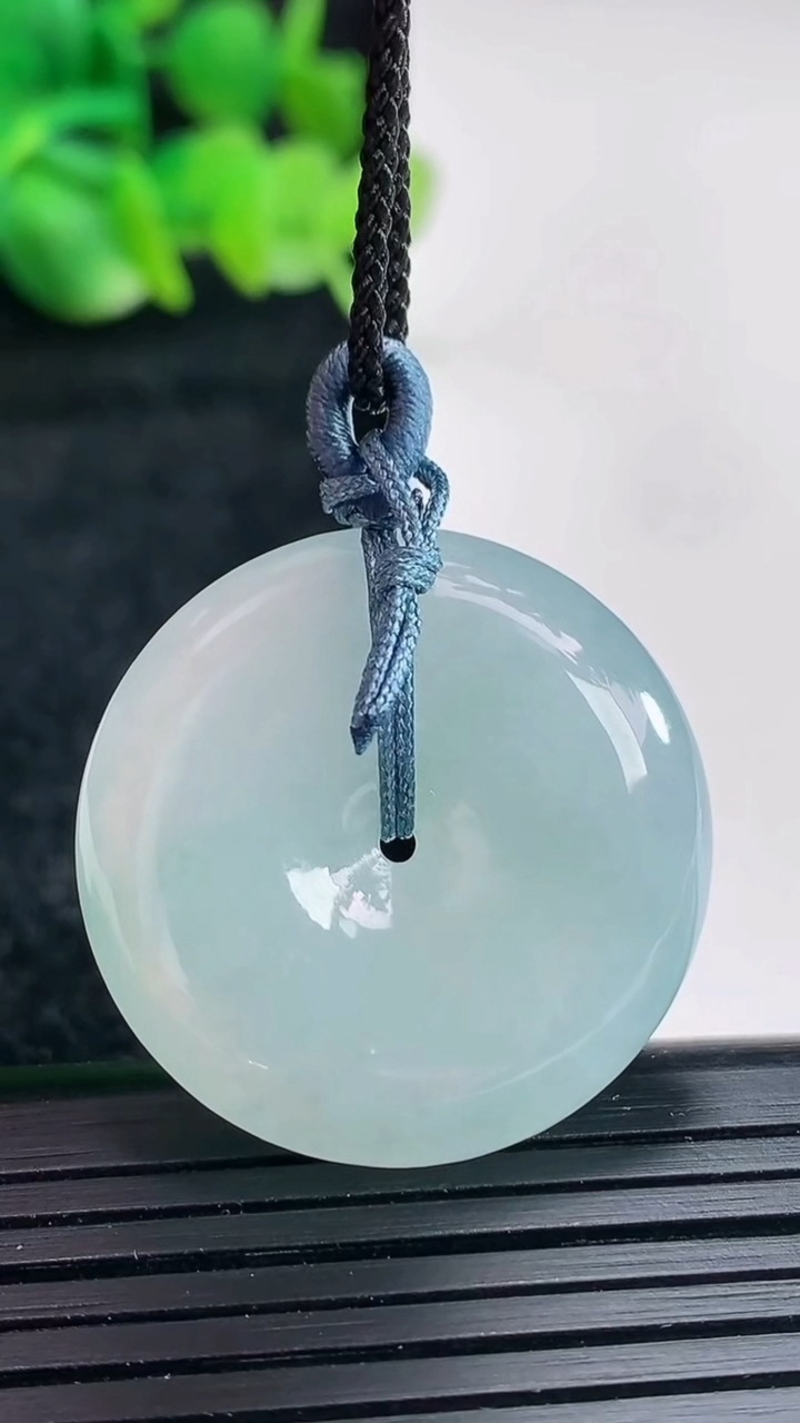 天然A货翡翠飘花平安扣吊坠尺寸28.6-6.8重量:11.61g
4月16日