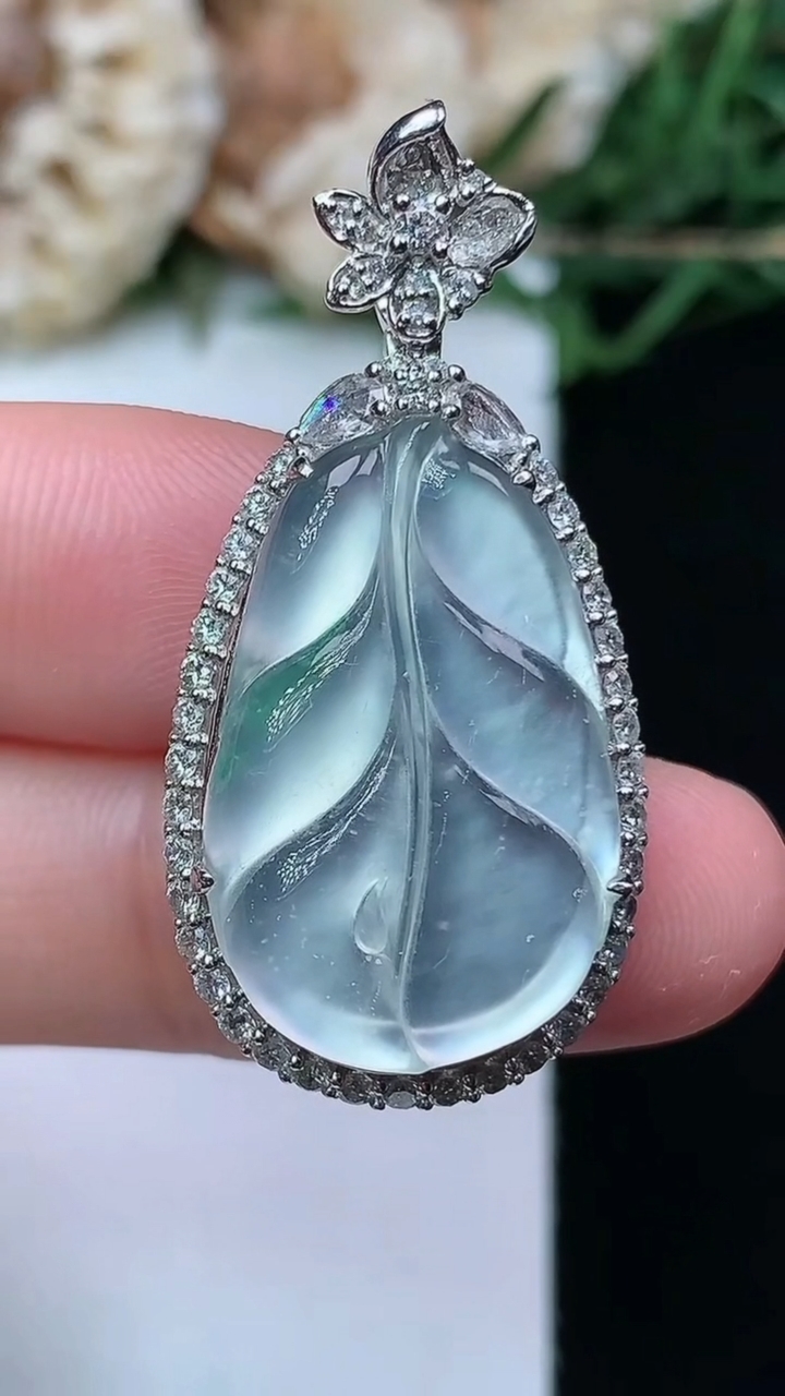 天然A货翡翠金枝玉叶 叶子吊坠，尺寸36-17.7-7.7，裸石23-14.6，重量:8.19g
4