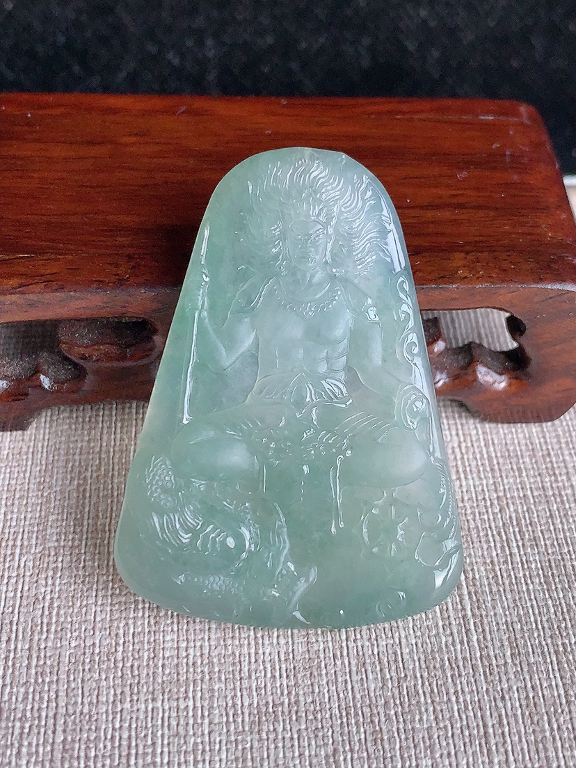 天然A货翡翠晴水不动明王吊坠 
尺寸54.5-38.8-5.6mm 重量23.20g 0415