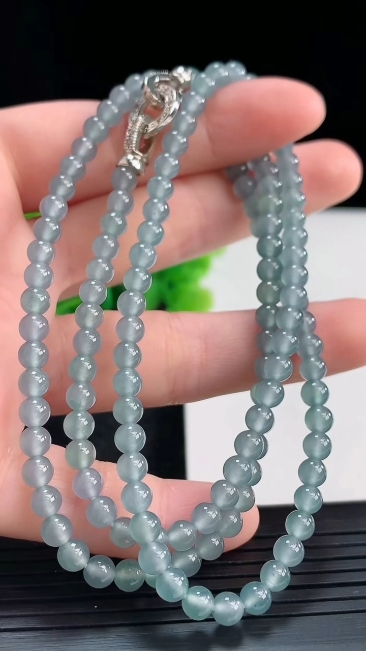 天然A货翡翠圆珠项链尺寸4.2重量:21.52g4月16日
工厂直销收藏佳品,种好水足，色泽均匀，有种有色，上手高大气！