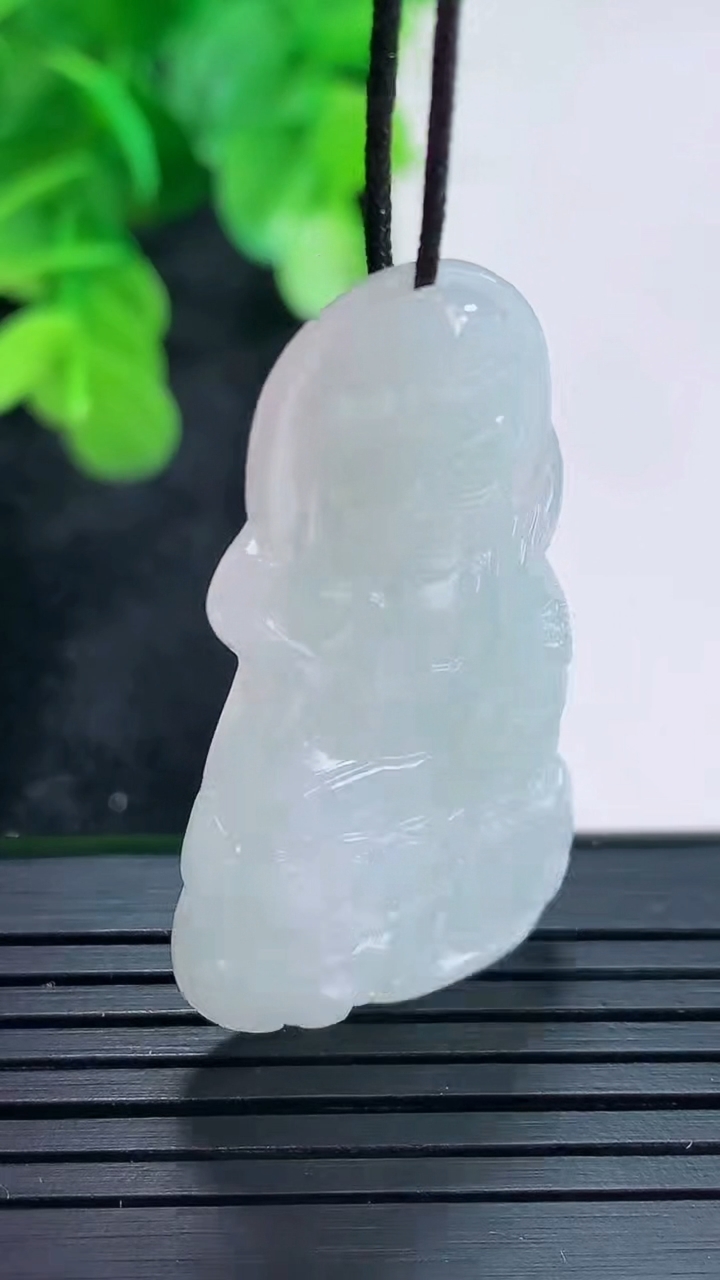 天然A货翡翠文殊菩萨吊坠尺寸38.8-21.4-5.6重量:7.51g
4月16日