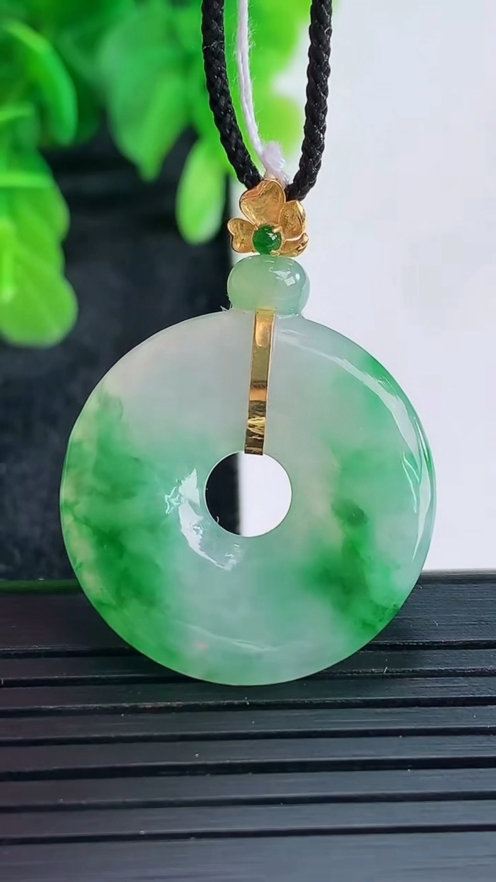 天然A货翡翠平安环吊坠尺寸26-3.6重量:6.30g
4月16日