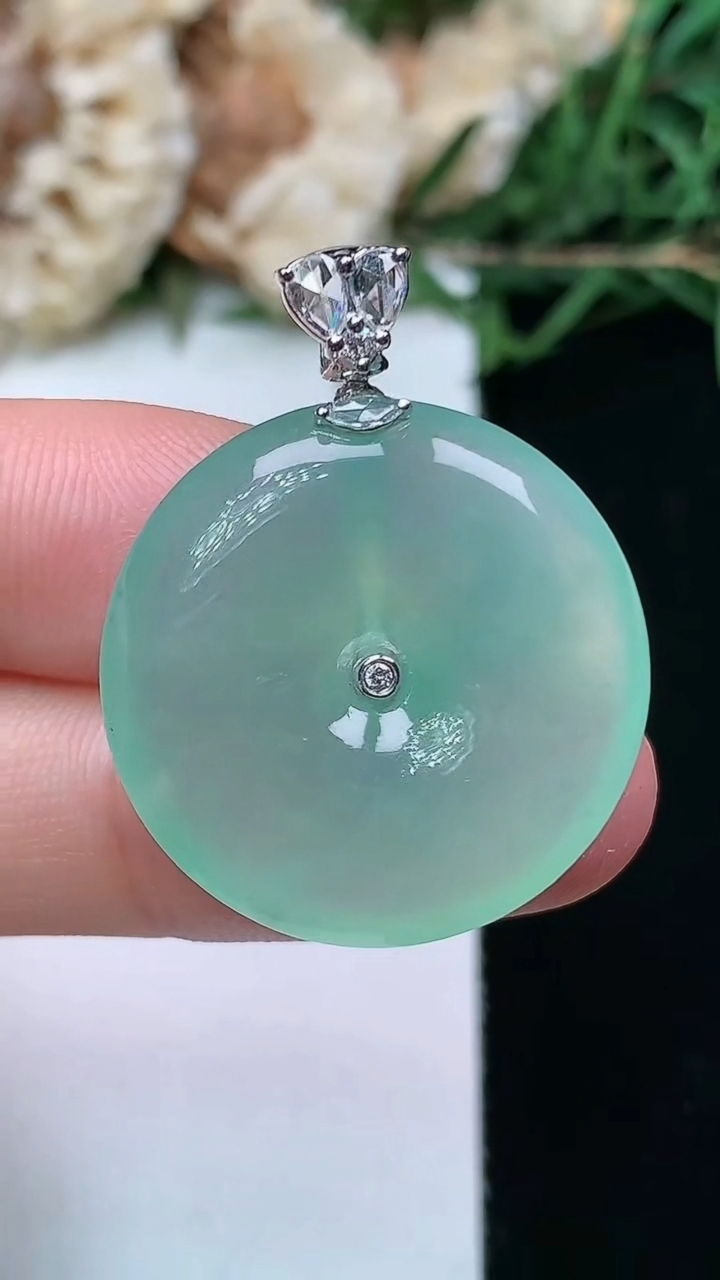 天然A货翡翠平安扣吊坠，尺寸24.3-5，重量:6.35g
4月16日