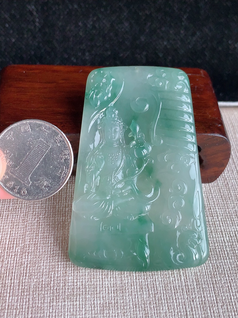 天然A货翡翠飘花大势至菩萨吊坠 
尺寸65.8-42.8-5mm 重量36.78g 0415