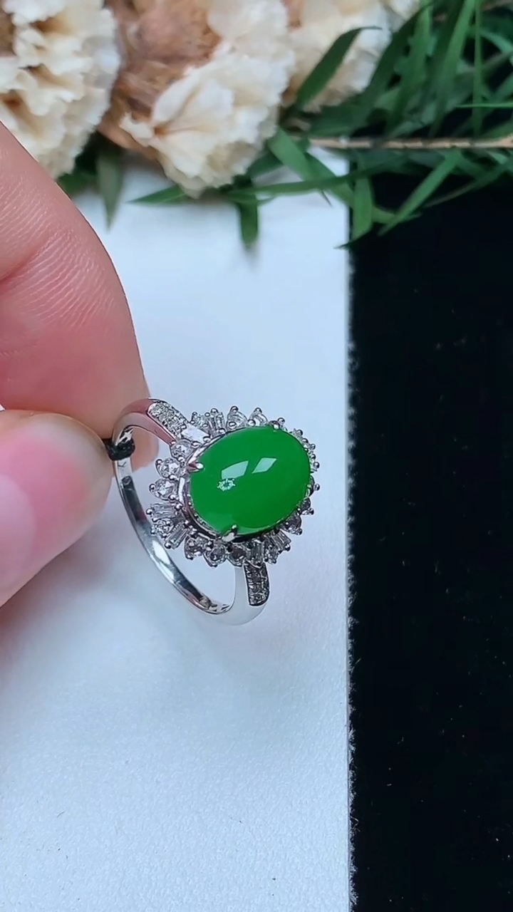 天然A货翡翠蛋面戒指，尺寸16.7-9.8-7.3，重量:3.15g2026年4月16日
工厂直销收