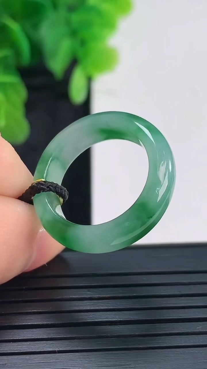 天然A货翡翠指环戒指尺寸17.6-6-3.3重量:3.95g2026年4月16日
工厂直销收藏佳品,种好水足，色泽均匀，有种有色，上手高大气！