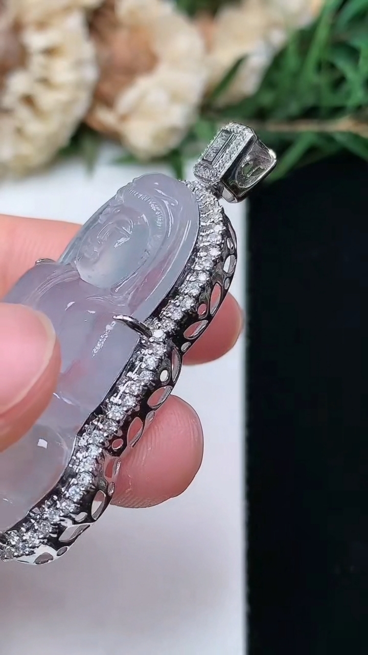 天然A货翡翠观音菩萨吊坠，尺寸45.4-25.4-9.9，裸石34.7-22.6，重量:9.48g
4月16日