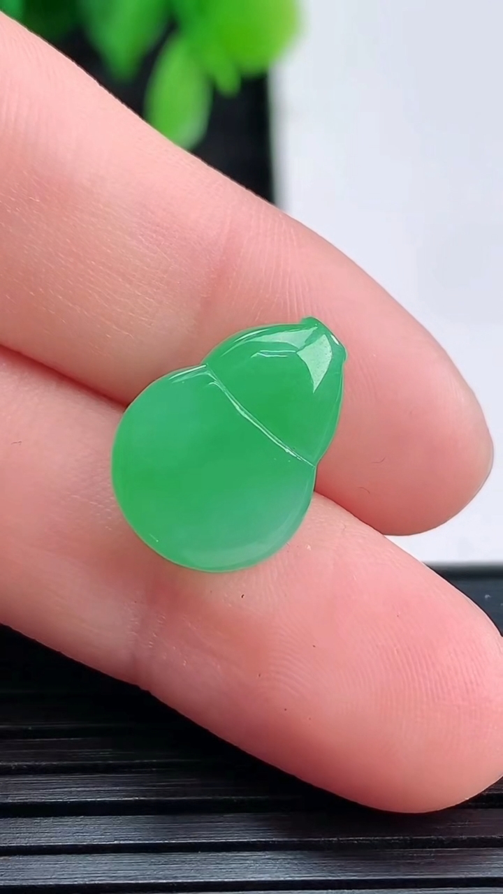 天然A货翡翠葫芦镶嵌件尺寸14.3-10.7-5.4重量:1.50g
4月16日