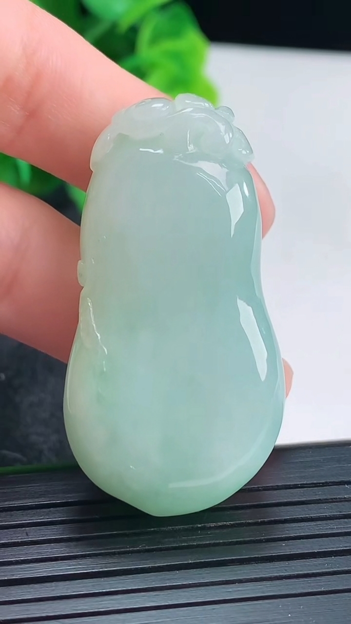 天然A货翡翠福瓜吊坠尺寸44.4-23.3-12.4重量:27.46g
4月16日