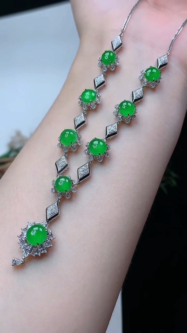 天然A货翡翠蛋面项链，尺寸6-5.5，重量:9.54g4月16日
工厂直销收藏佳品,种好水足，色泽均匀，有种有色，上手高大气！