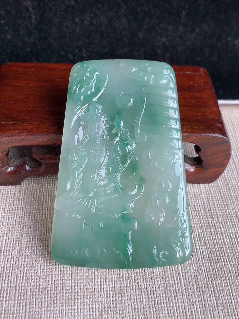 天然A货翡翠飘花大势至菩萨吊坠 
尺寸65.8-42.8-5mm 重量36.78g 0415