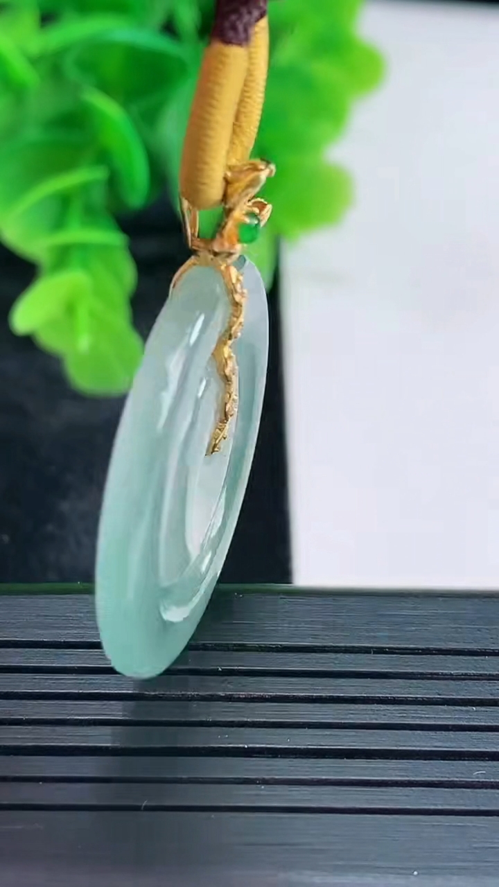 天然A货翡翠18K金飘花母子平安扣吊坠尺寸37.5-30.1-3.6重量:8.93g
4月16日