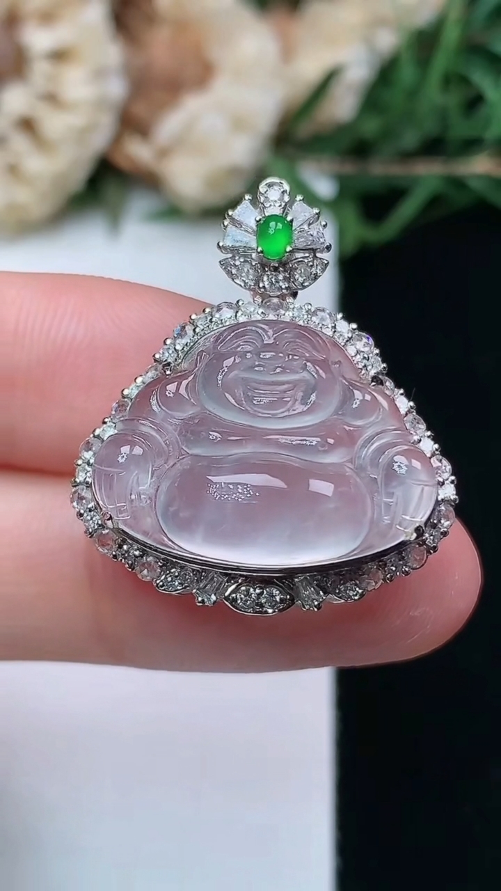 天然A货翡翠白冰佛公吊坠，尺寸27.3-23.6-12.2，裸石14.6-20，重量:5.45g
4月16日