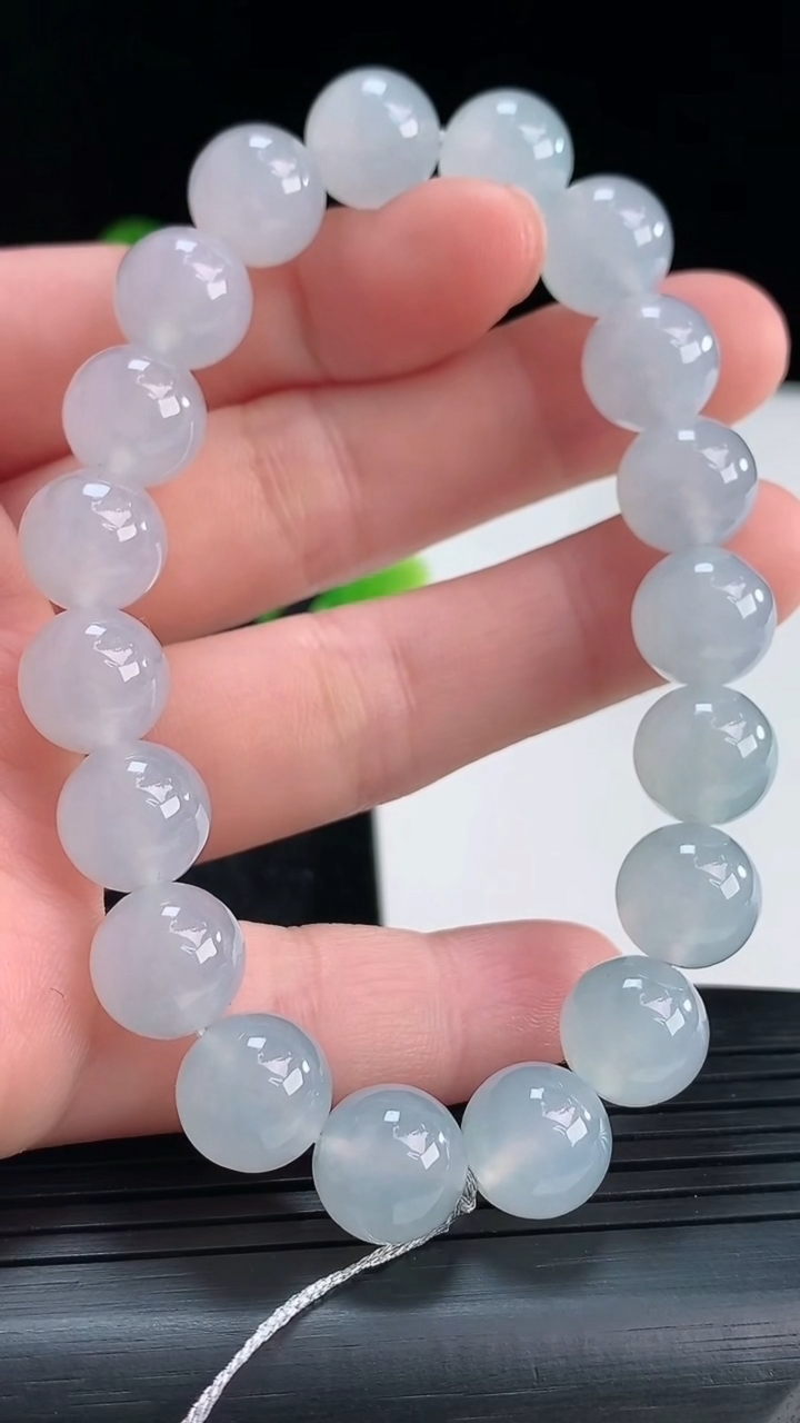 天然A货翡翠紫罗兰圆珠手串尺寸9.8-19颗重量:32.82g4月16日
工厂直销收藏佳品,种好水足，色泽均匀，有种有色，上手高大气！