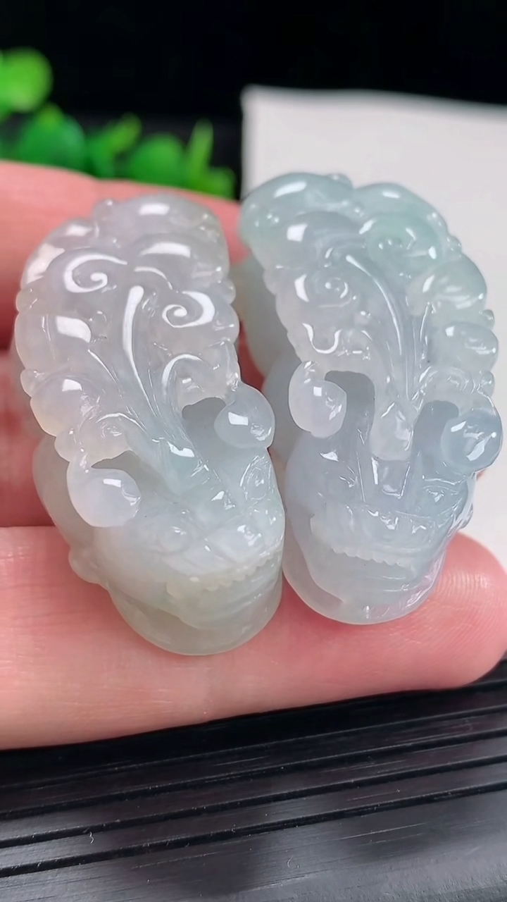 天然A货翡翠貔貅吊坠一对尺寸40.5-20-15重量:53.48g
4月16日