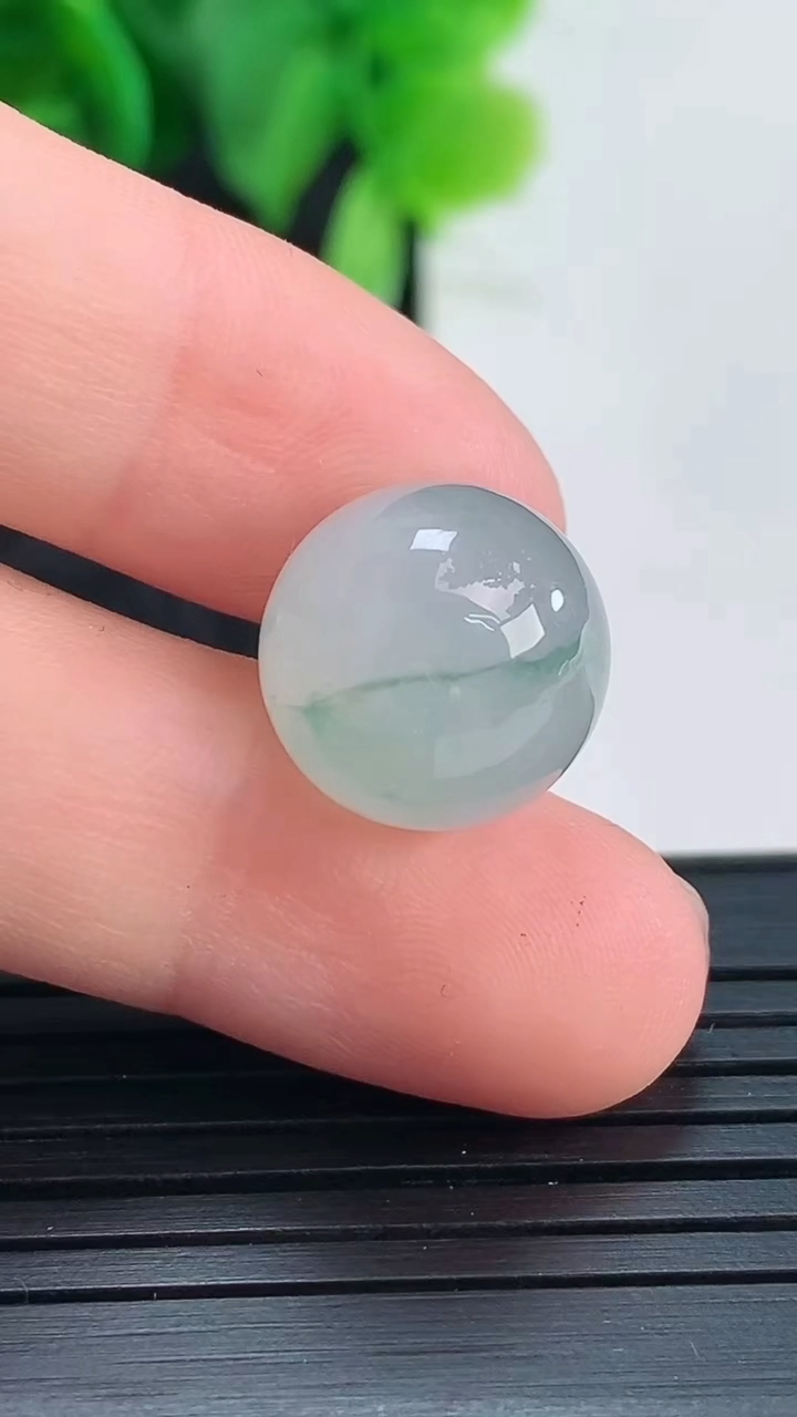 天然A货翡翠飘花圆珠镶嵌件尺寸12.8重量:3.88g4月16日
工厂直销收藏佳品,种好水足，色泽均