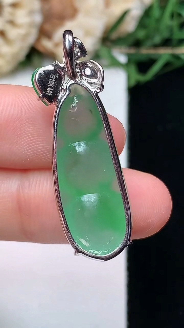 天然A货翡翠福豆吊坠，尺寸27-11-7.9，重量:4.63g
4月16日