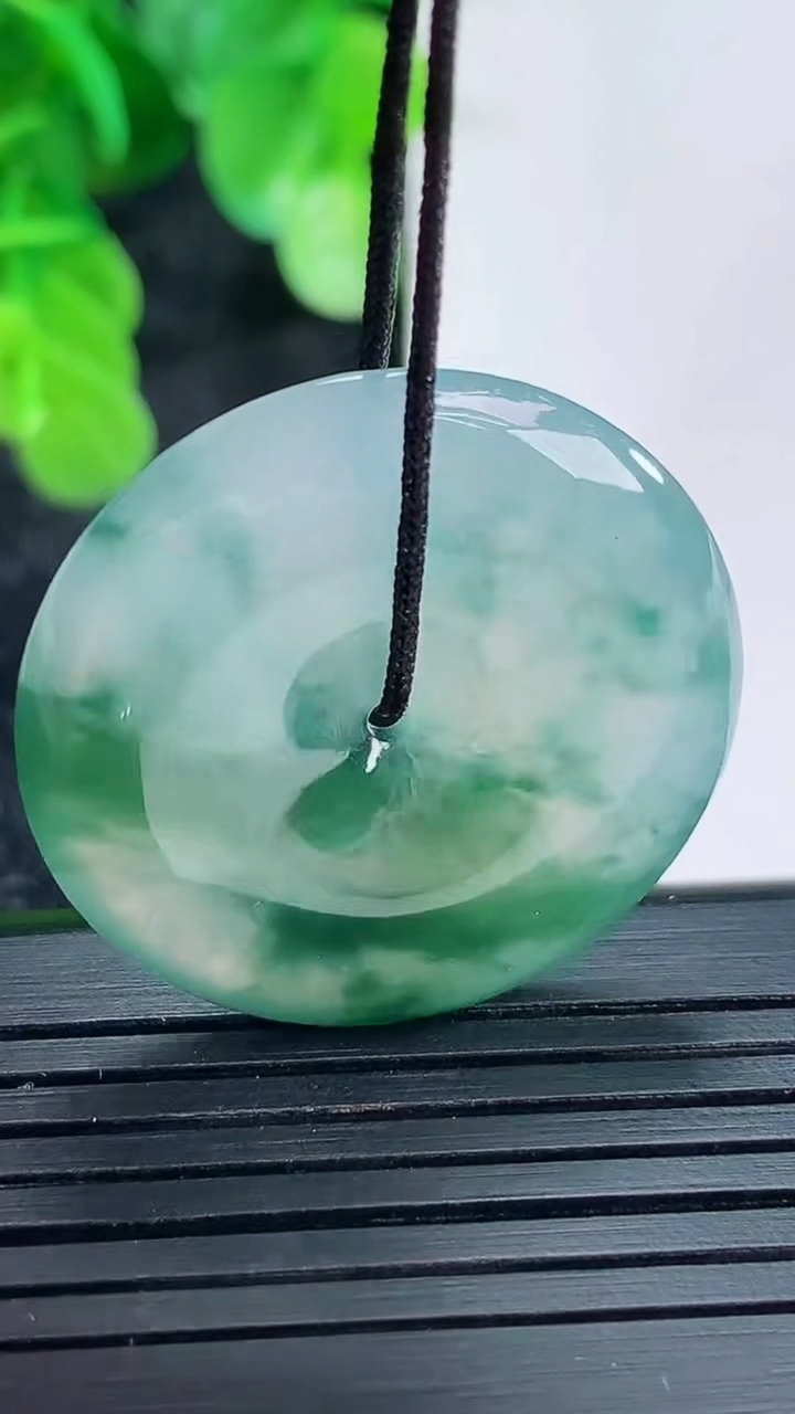 天然A货翡翠飘花平安扣吊坠尺寸29.2-5.1重量:9.49g
4月16日