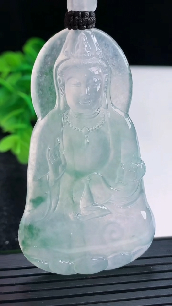 天然A货翡翠种飘花大势至菩萨吊坠尺寸65.1-37.9-5.2重量:28.87g
4月16日