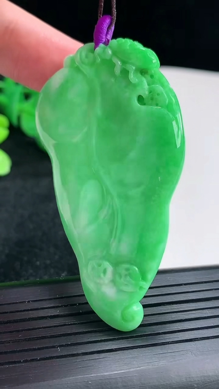 天然A货翡翠金枝玉叶 叶子吊坠尺寸58.5-35.5-5.5重量:23.13g
4月16日