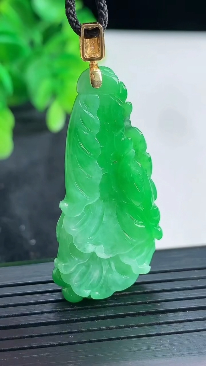 天然A货翡翠白菜吊坠尺寸48.9-17.3-8.9重量:11.03g
4月16日