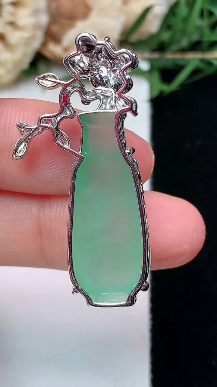 天然A货翡翠花瓶吊坠，尺寸27-11.6-8.4，重量:5.55g
4月16日