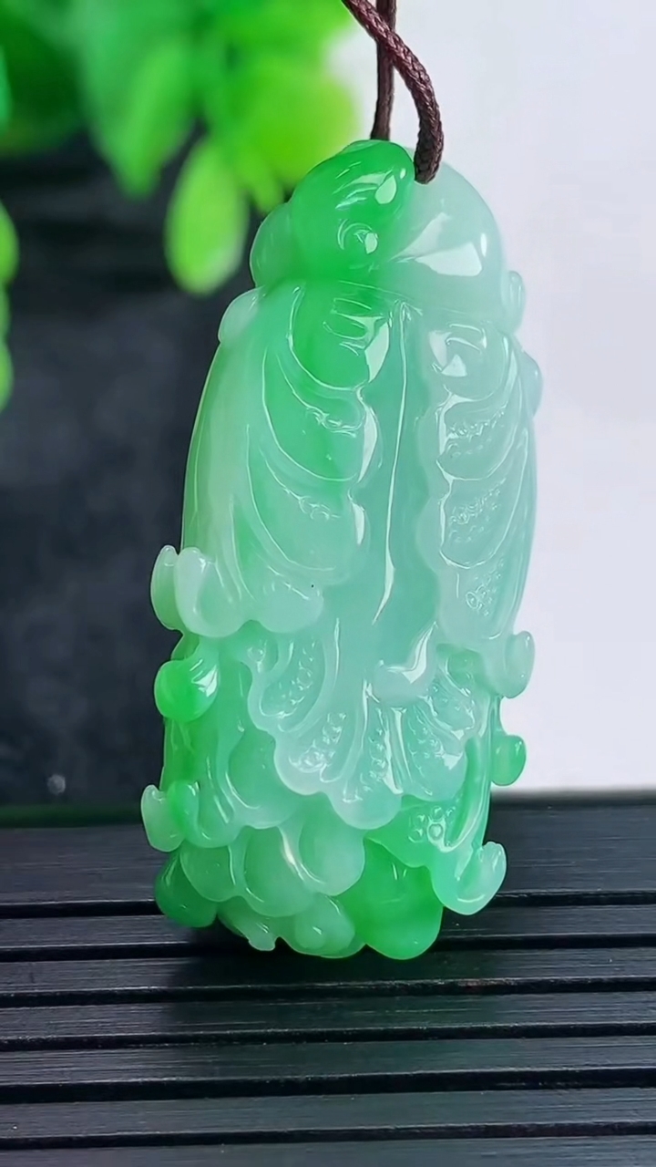 天然A货翡翠白菜吊坠尺寸35.6-17.8-13.6重量:13.27g
4月16日