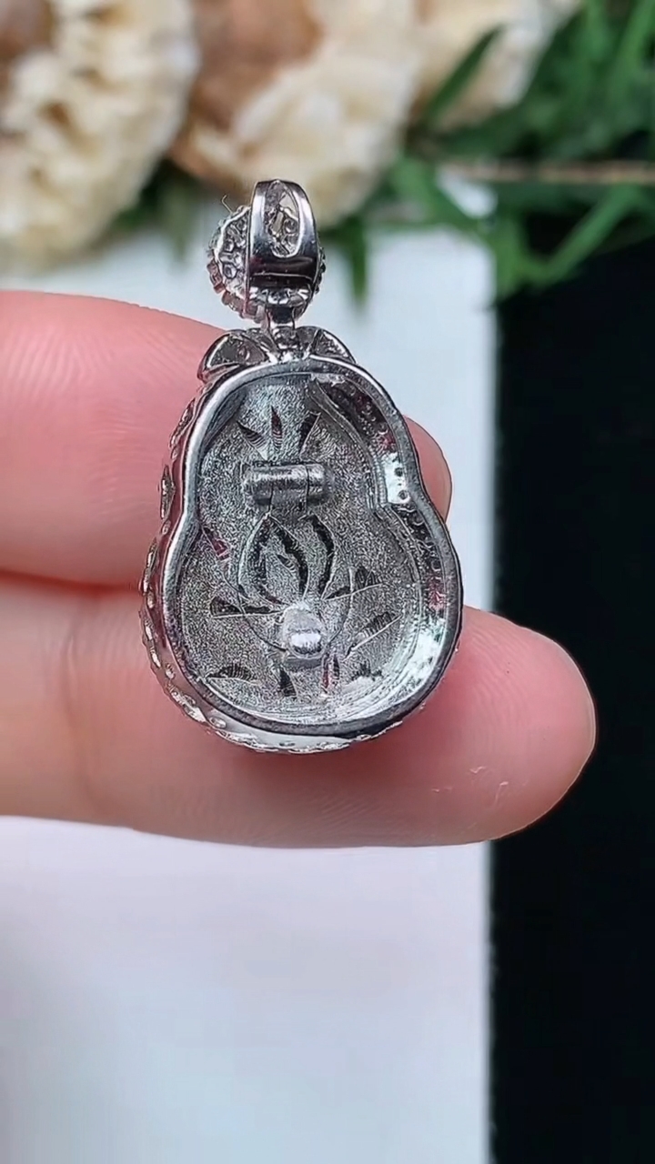 天然A货翡翠葫芦吊坠，尺寸24.9-14-10，裸石15.7-11.4，重量:3.91g
4月16日，重量:3.91g