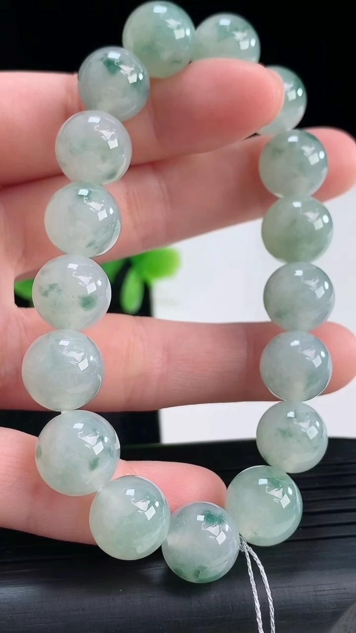 天然A货翡翠飘花圆珠手串尺寸11.2-17颗重量:40.93g4月16日
工厂直销收藏佳品,种好水足