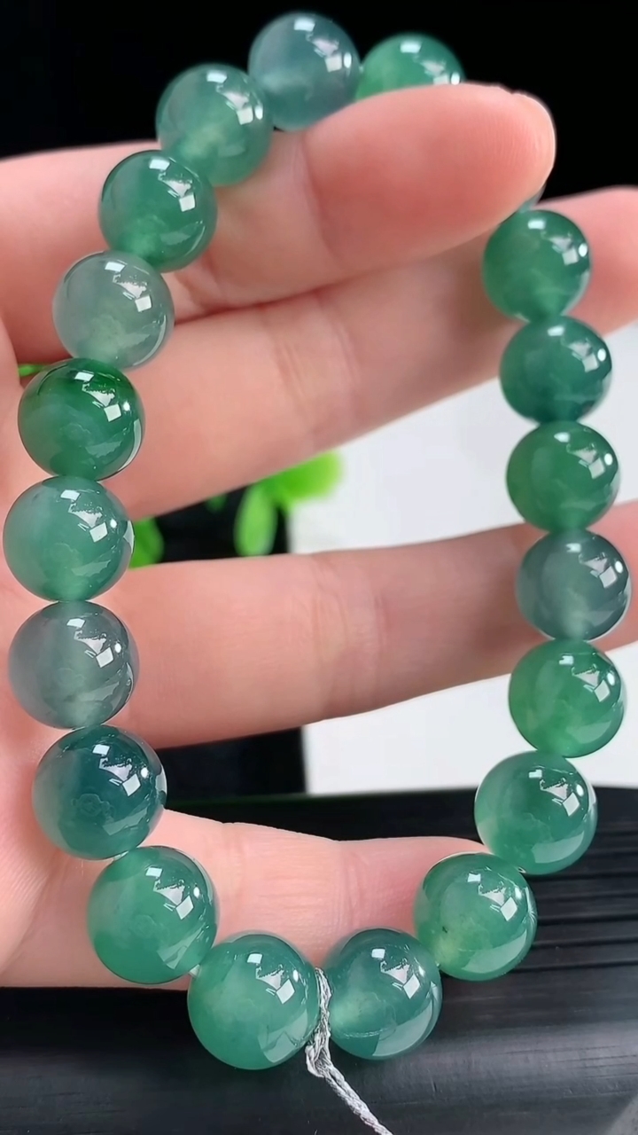 天然A货翡翠蓝水圆珠手串尺寸9.6-20颗重量:32.89g4月16日
工厂直销收藏佳品,种好水足，