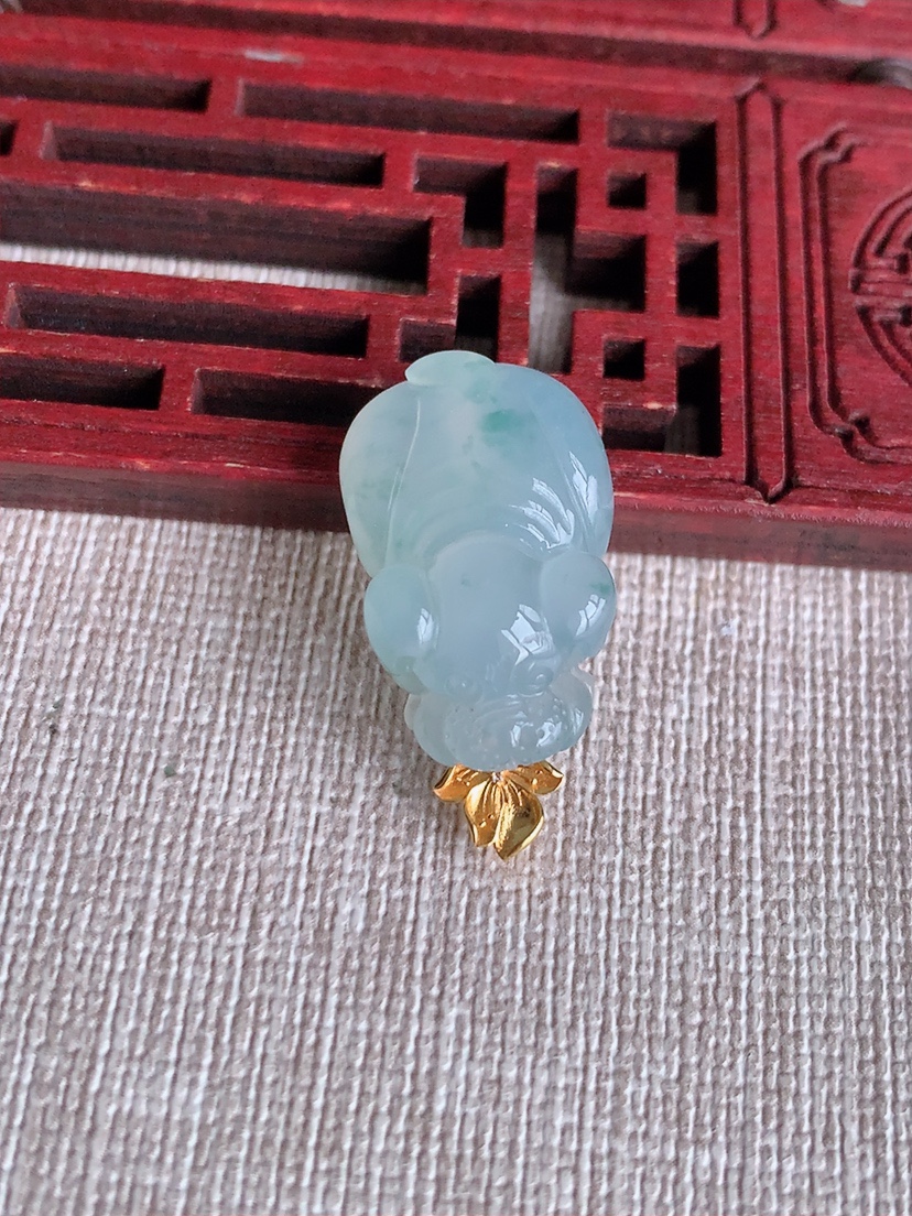 天然A货翡翠18K金扣头飘花生肖狗吊坠 
尺寸27.5-23-14.5-9.5mm 重量6.03g 