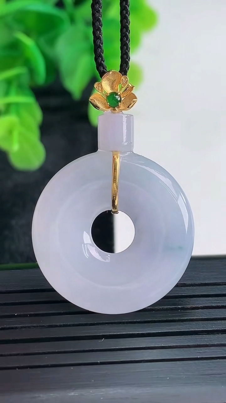 天然A货翡翠18K金紫罗兰飘花平安环吊坠尺寸38.4-25.9-5.3重量:8.10g
4月16日