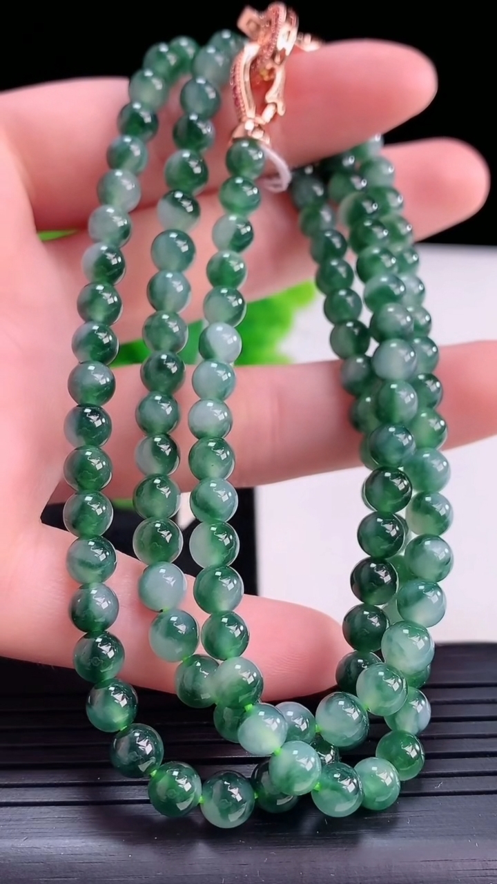 天然A货翡翠飘花圆珠项链尺寸5.1-120颗重量:32.53g
4月16日