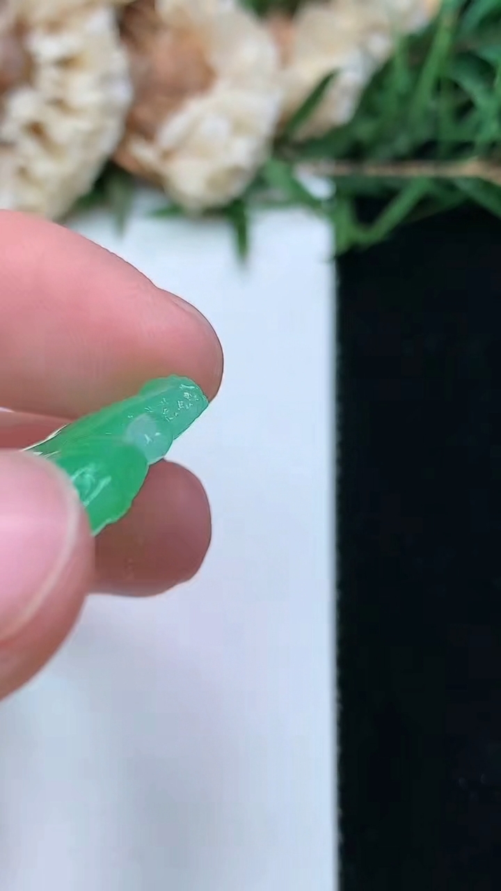 天然A货翡翠马上有钱镶嵌件，尺寸18.6-25.7-5，重量:4.02g
4月16日